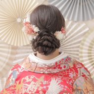 ツルっとしすぎないシンプルなアップへア。