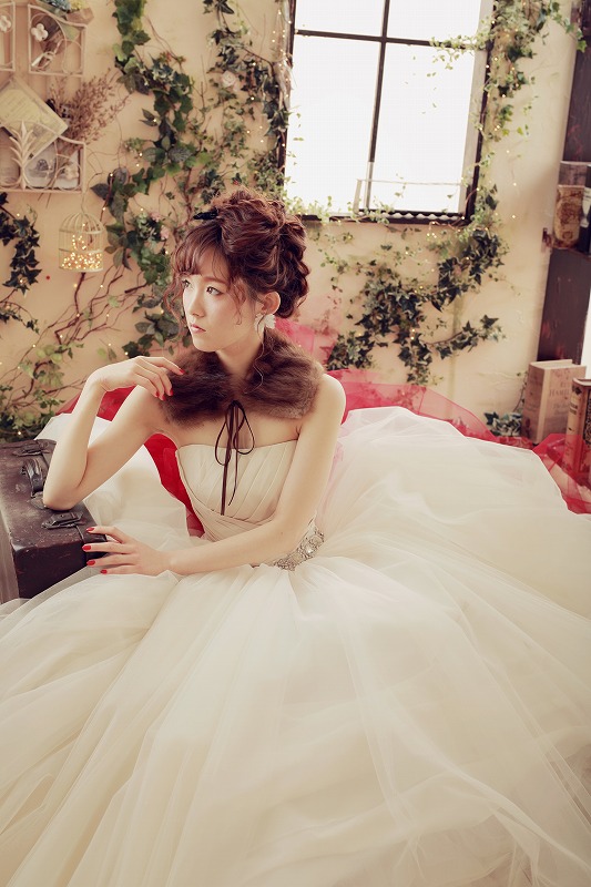 おしゃれなハウススタジオで冬コーデに似合うブラウン系のメイクの画像