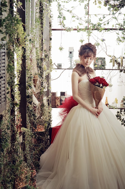 おしゃれなハウススタジオで冬コーデの画像