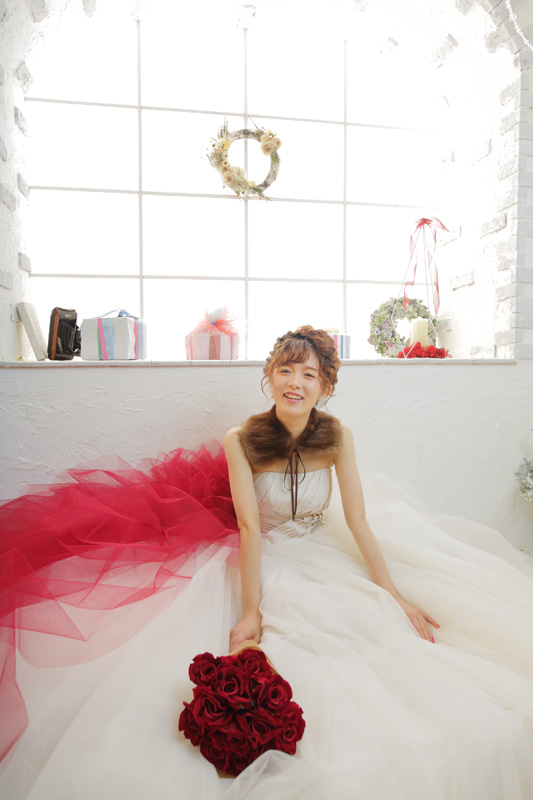 おしゃれなハウススタジオでファーつきの襟をつけた冬コーデの画像